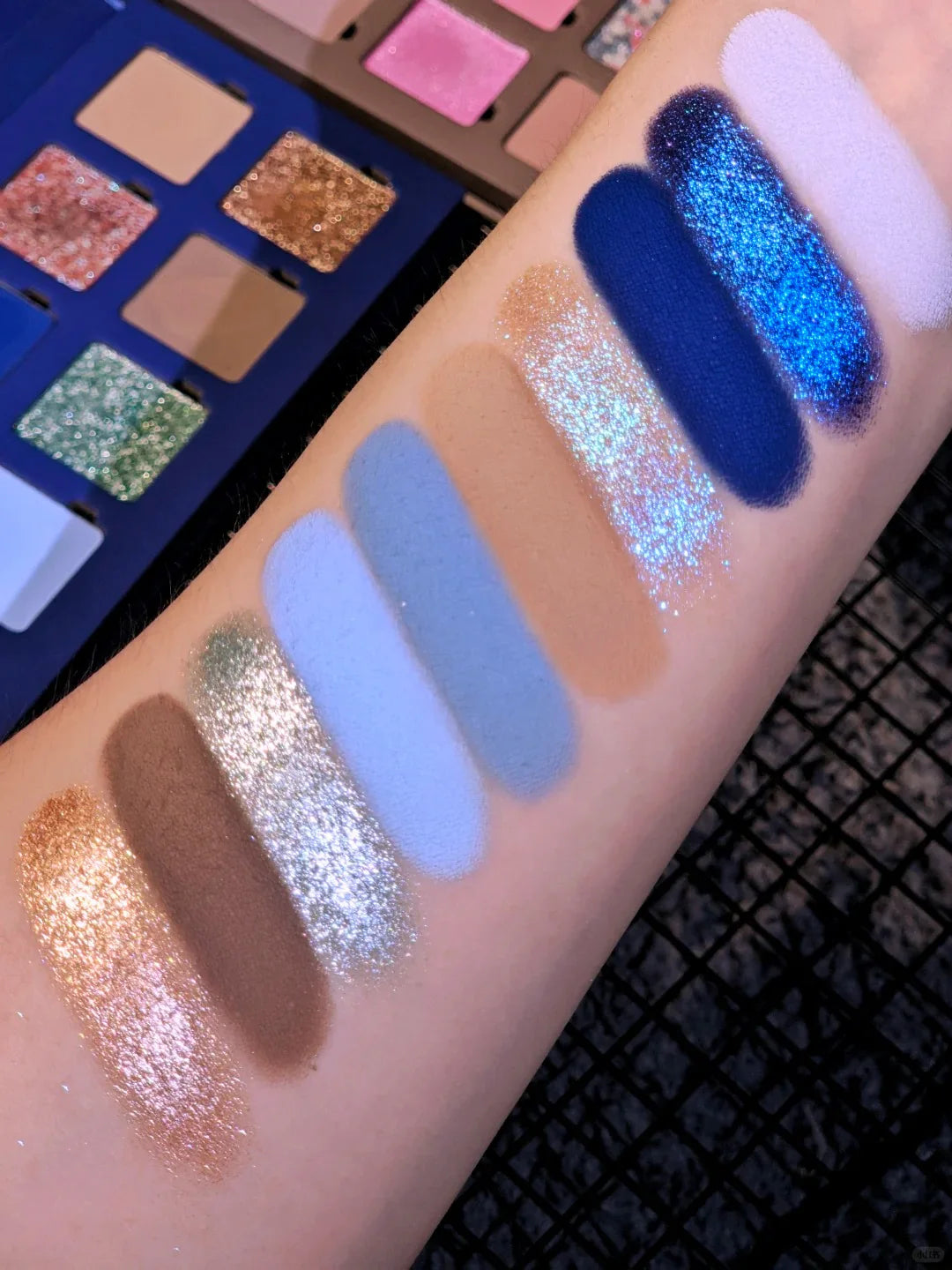 ROINGNEAO Blues Symphony Smoky Eyeshadow Palette
