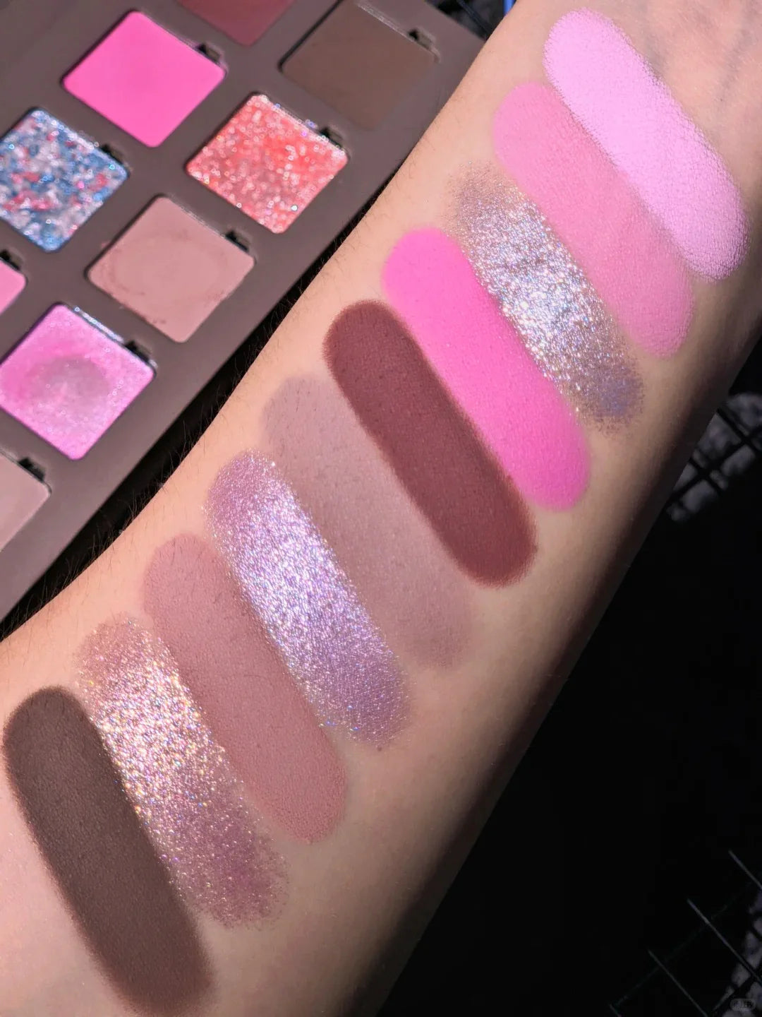 ROINGNEAO Pink Wave Initiative Smoky Eyeshadow Palette