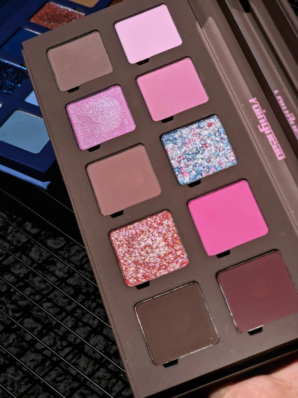 ROINGNEAO Pink Wave Initiative Smoky Eyeshadow Palette